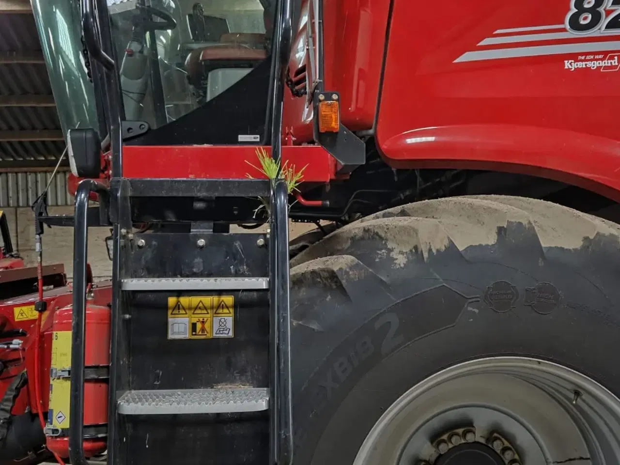 Billede 2 - Case IH 8250 Axial-Flow med 35fod Varicut skærebord. Dansk maskine