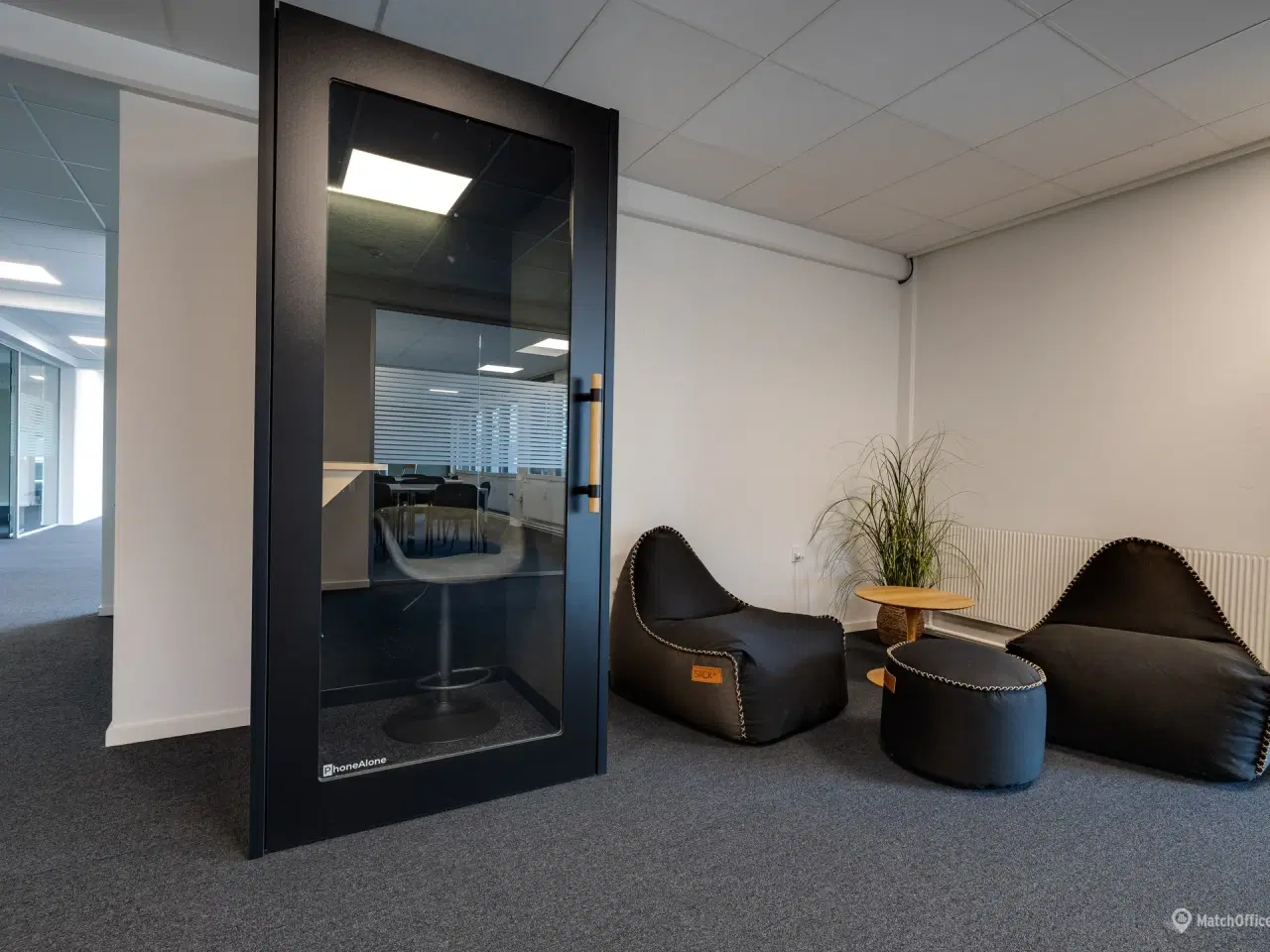 Billede 14 - Kontorhotel med gode fælles faciliteter på Tørringvej 7. 2610 Rødovre. Egne aflukkede kontorer med udsyn til fællesområder.