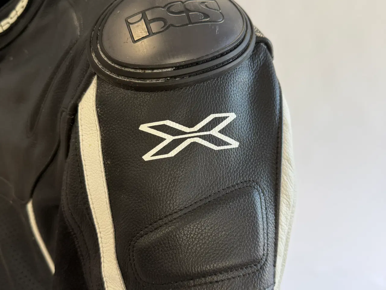 Billede 2 - IXS Motorcykeldragt i læder, sort og hvid farve