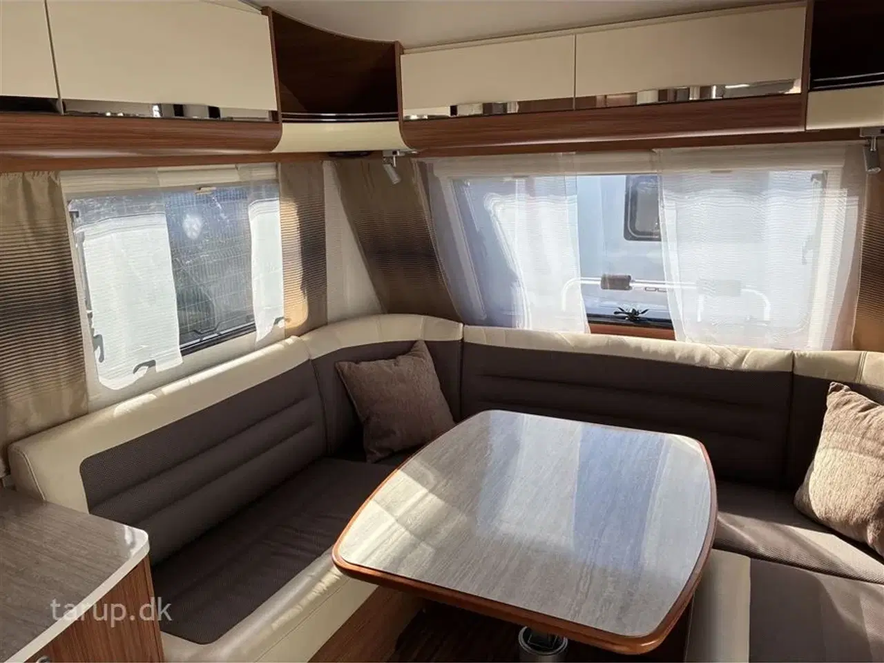 Billede 8 - 2014 - Adria Adora 512 UL   Mover, myggenetsdør, enkeltsenge m/udtræk, rundsidde-gruppe, el-gulv-varme, 90l. køleskab med fryser, stabilisator, glatte glasfibersider