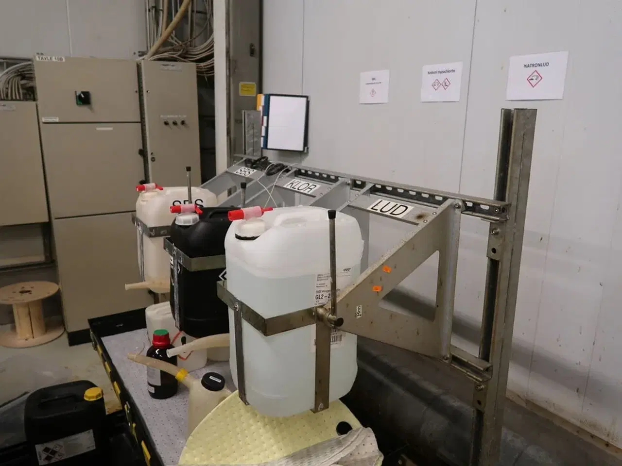 Billede 1 - Stativ med indhold