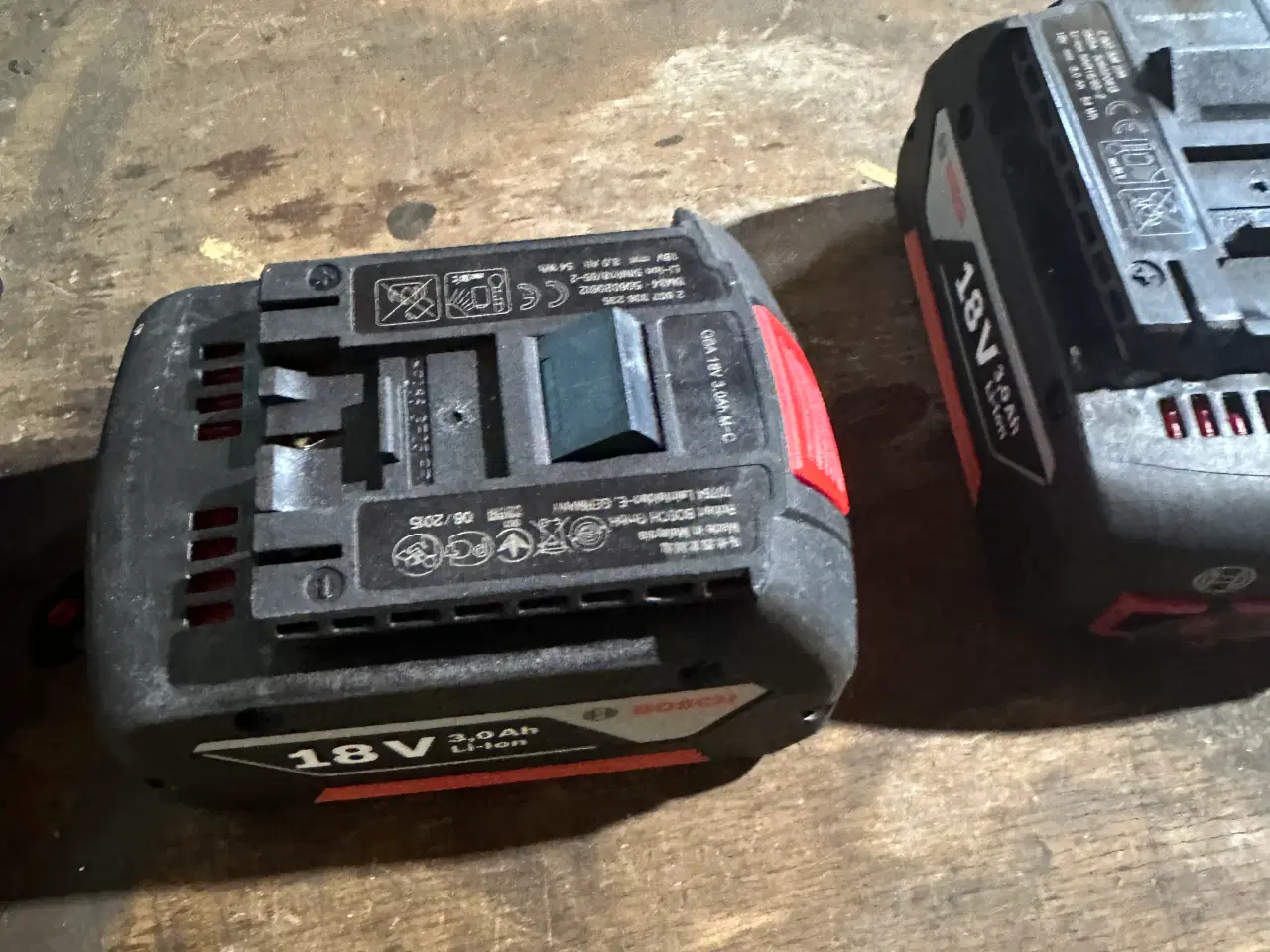 Billede 2 - Lader og batteri til Blå Bosch Boremaskine