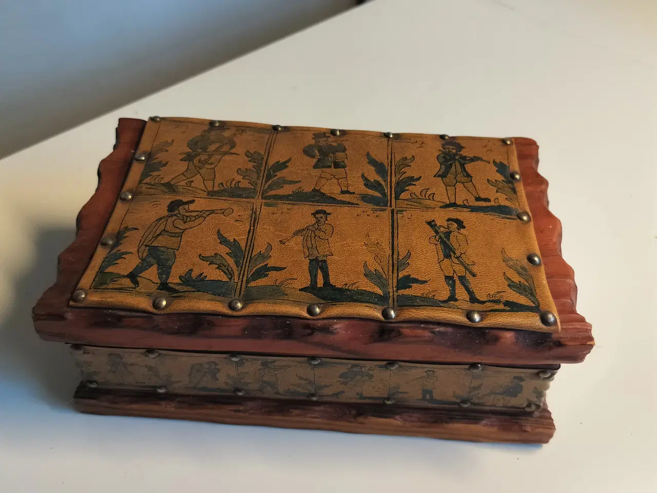 Billede 1 - Gammel Træ skrin, med motiver