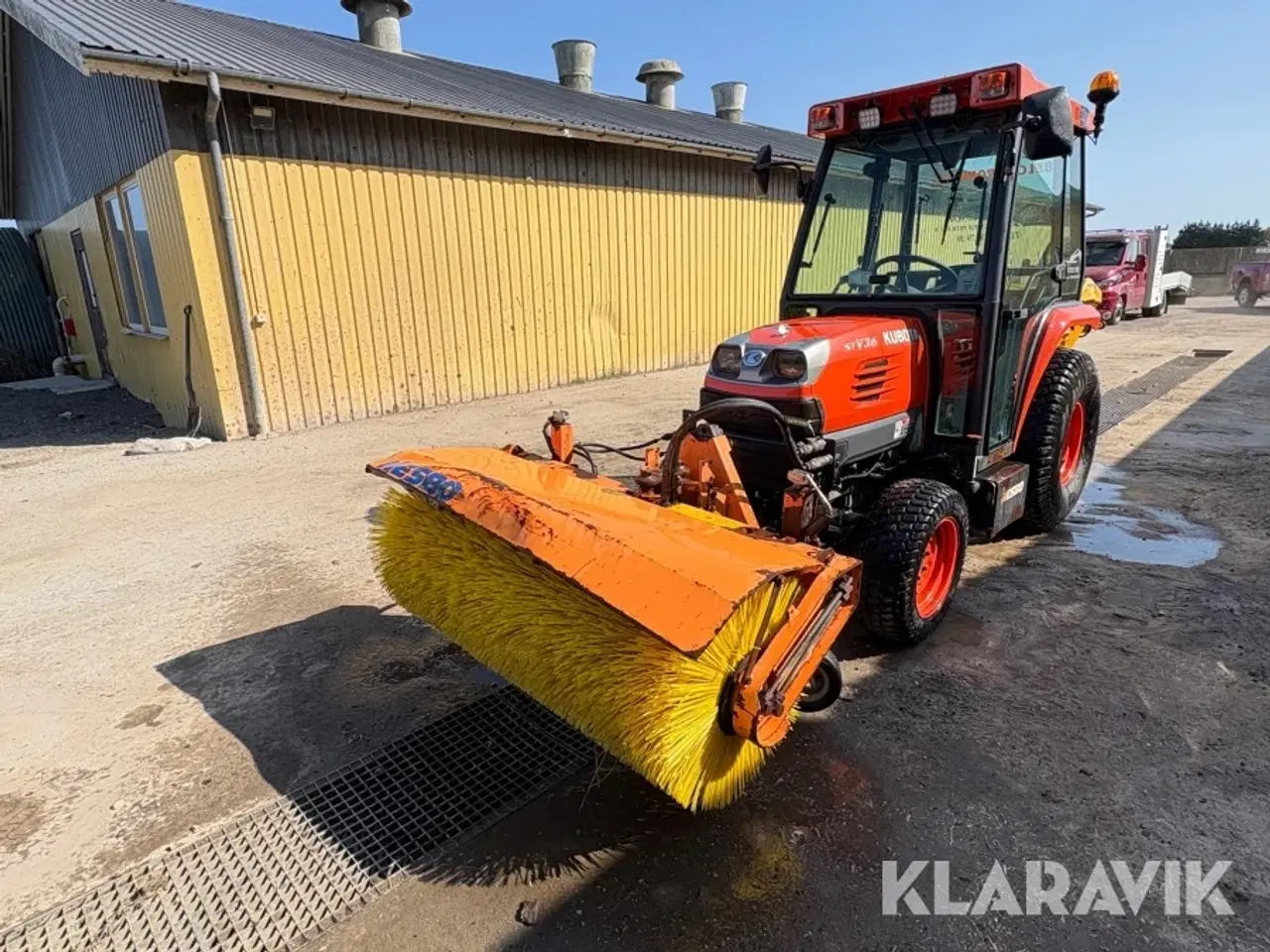 Billede 1 - Traktor Kubota STV36 med kost og spreder