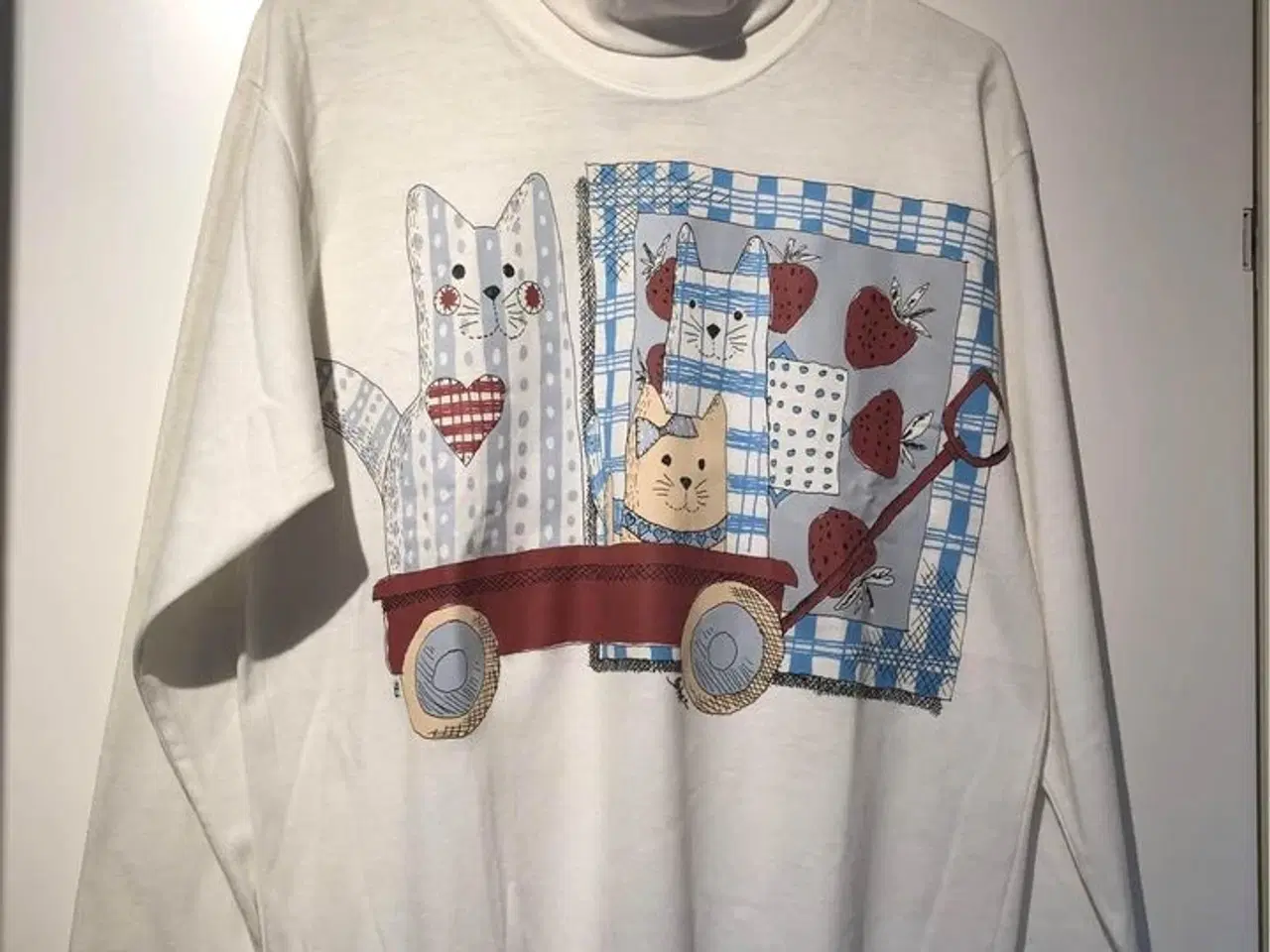 Billede 1 - Bluser med motiv Str. S - NYE