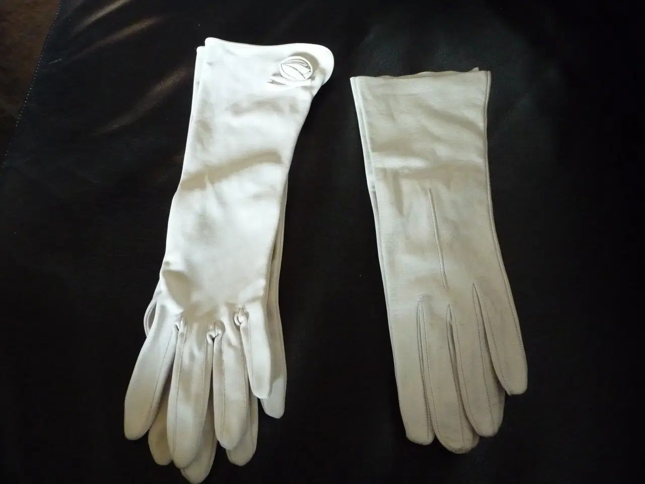 Billede 1 - 2 par gamle hvide handsker