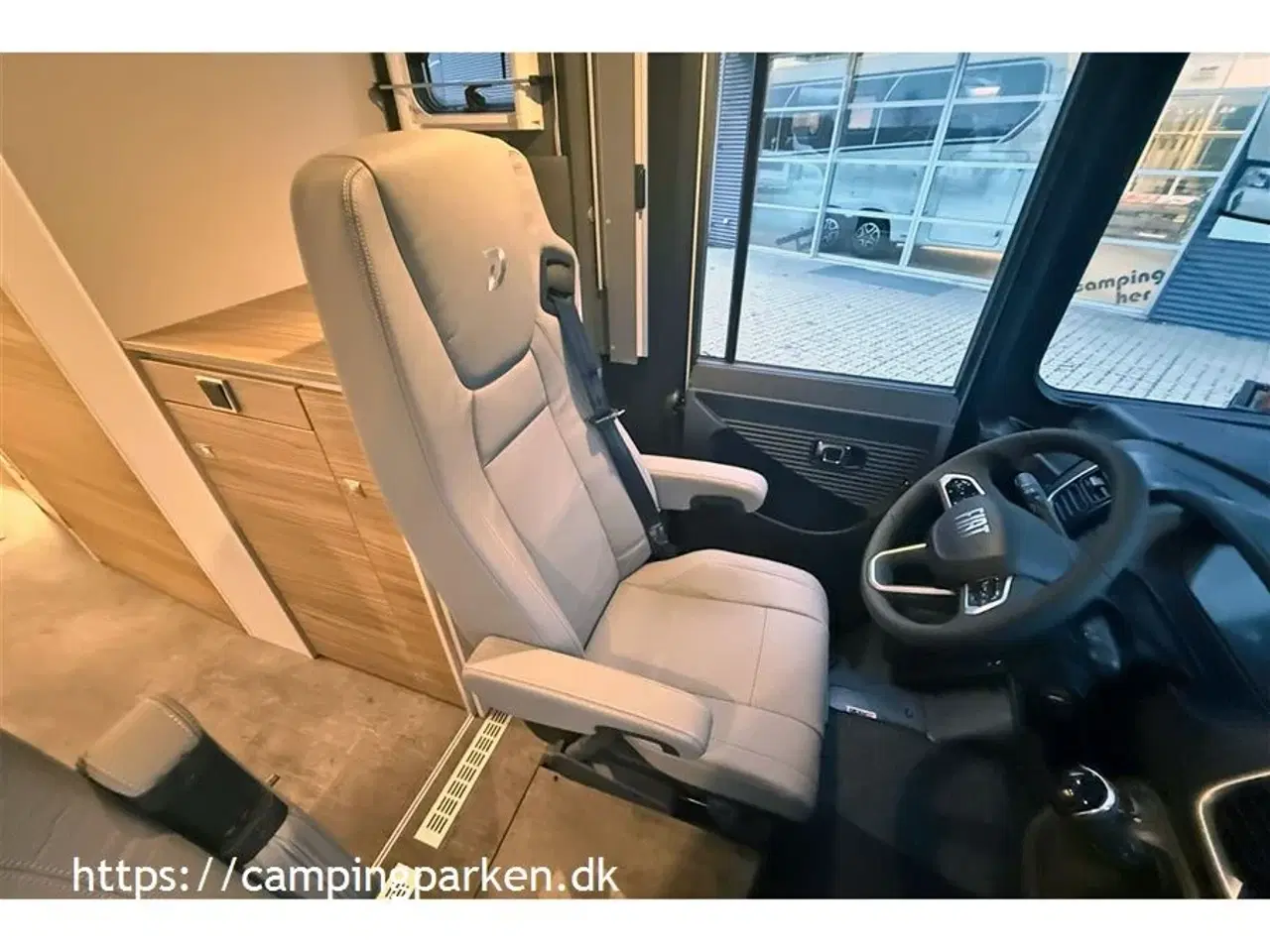 Billede 4 - 2026 - Dethleffs Den ultimative helårsbolig med loungesiddegruppe og gourmetkøkken