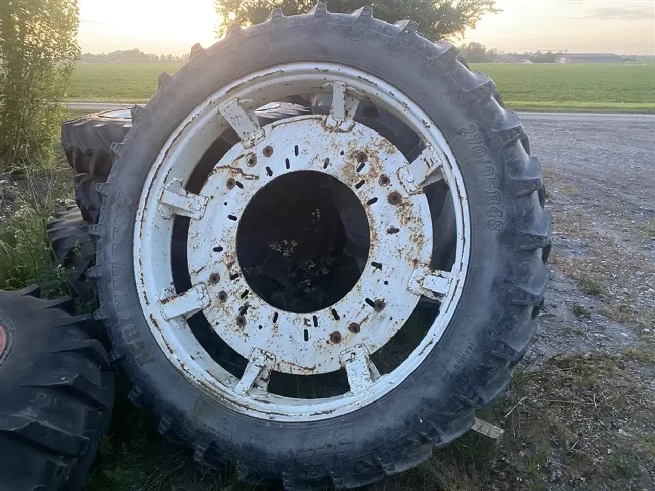 Billede 2 - BKT 270/95R48 og 230/95R32. Prisen er for alle 4 stk.