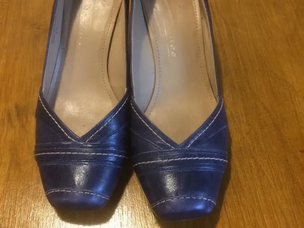 Billede 1 - Pæne blå sko og guld sko