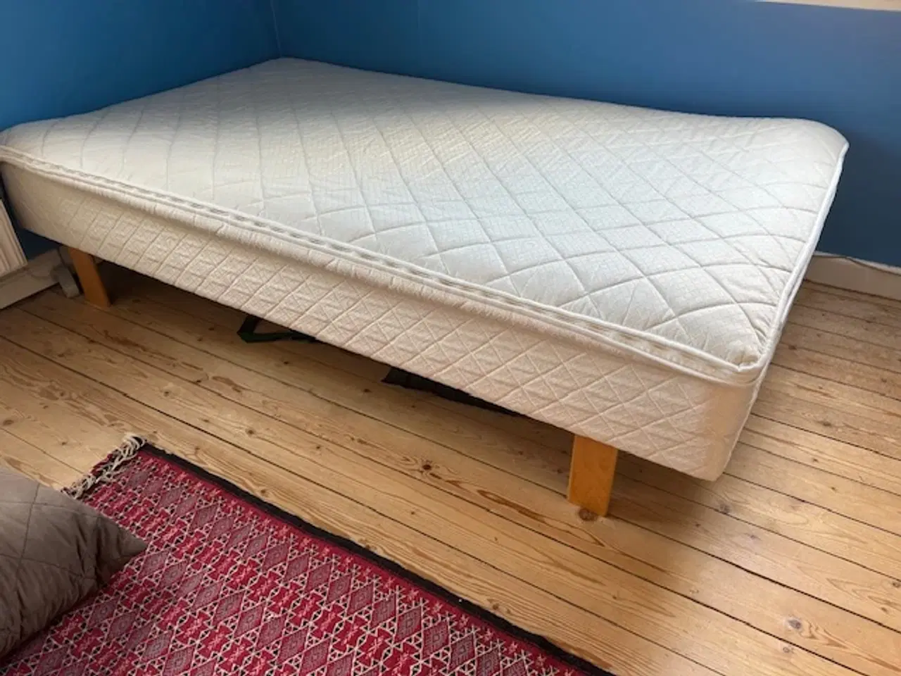 Billede 1 - seng med træben og topmadras 