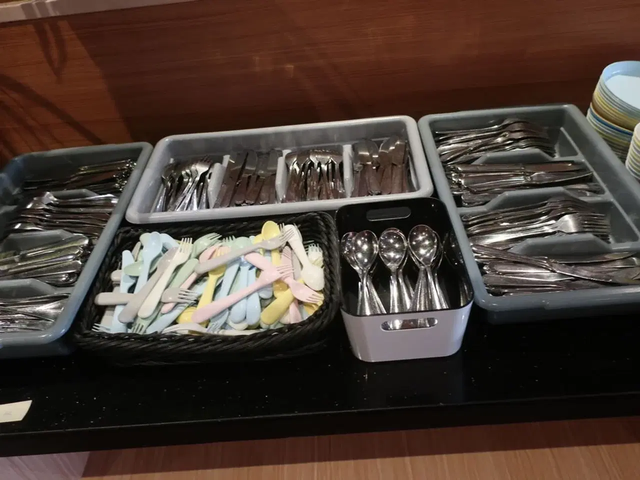 Billede 4 - Buffetbord og rullebord