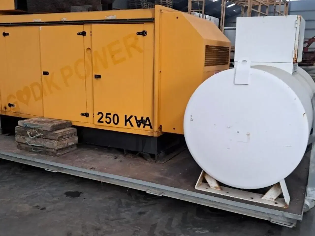 Billede 3 - Visa 250 KVA Komplet mobilt 250 KVA generator anlæg på lad med 2700L tank og byggetavle