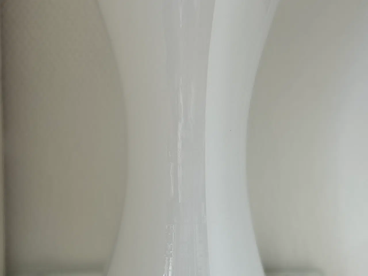 Billede 1 - Vase i Hvidt glas Højde 31,5 cm.