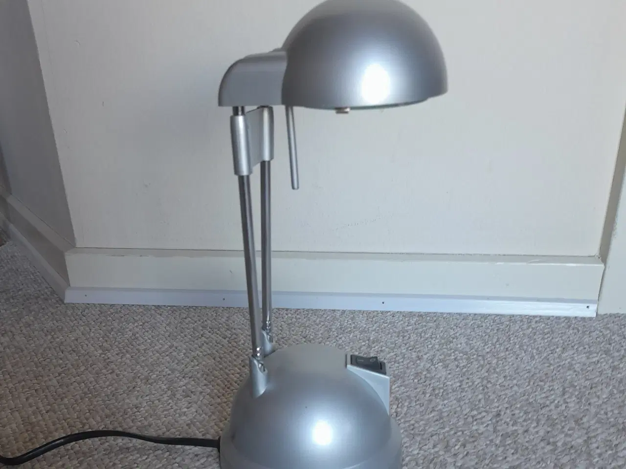 Billede 1 - Skrivebordslampe, sølvfarvet med teleskopfunktion