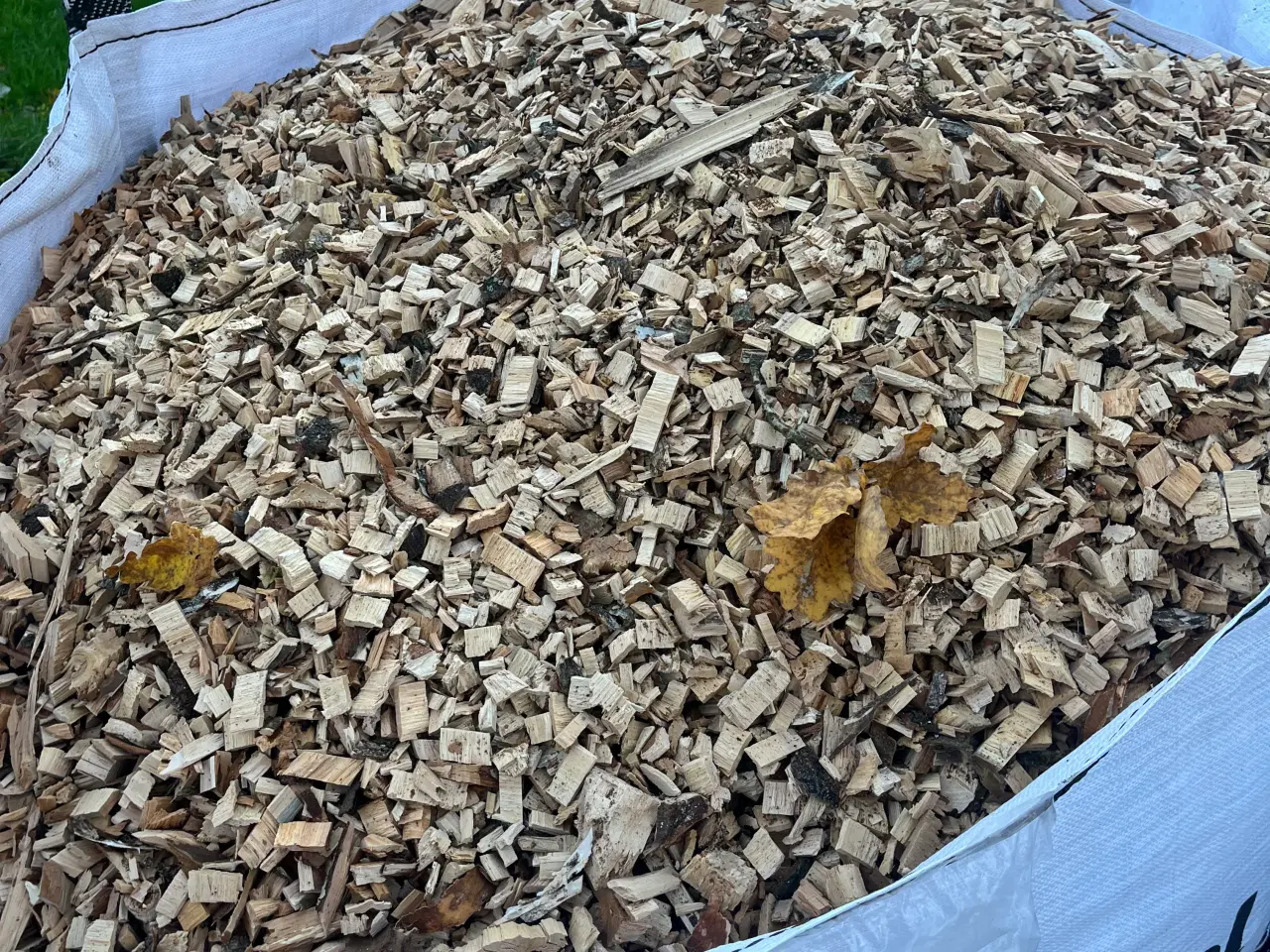 Billede 4 - Frisk lys flis i 1 m3 sække
