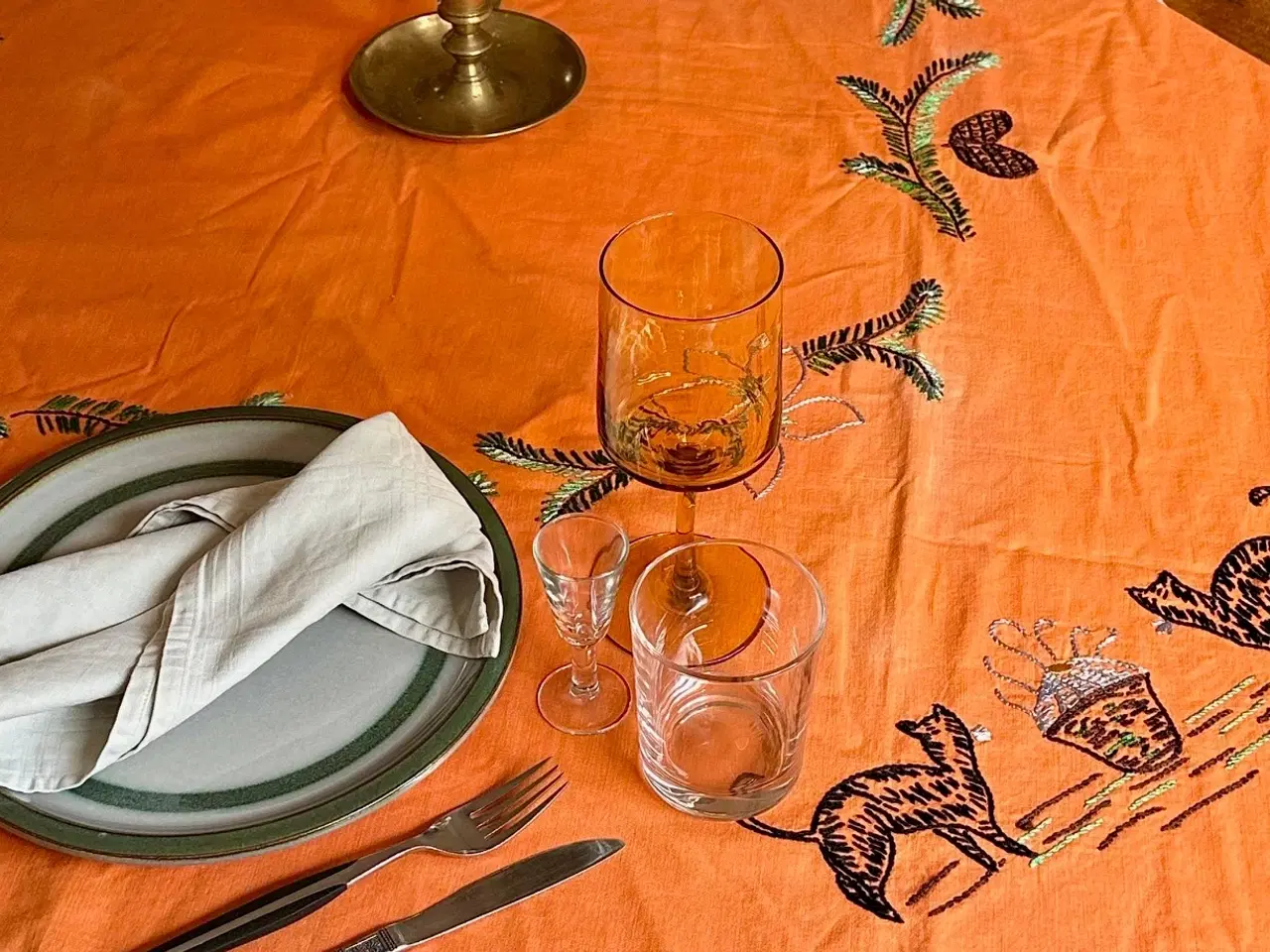 Billede 1 - Antik juledug, broderet m katte, 120 x 120 cm