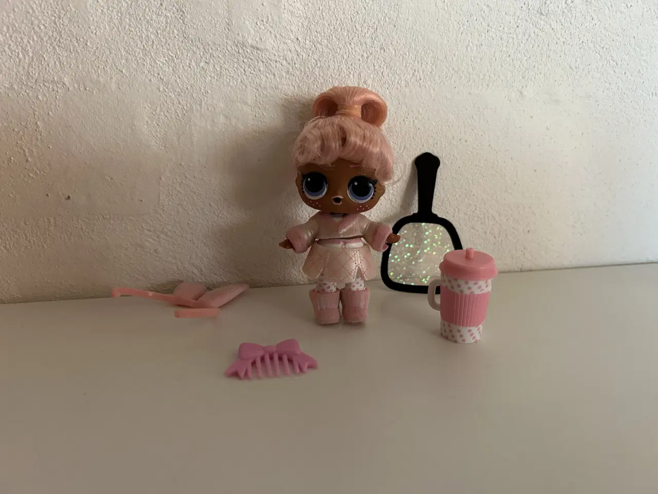 Billede 1 - L.O.L surprise dukke med tilbehør