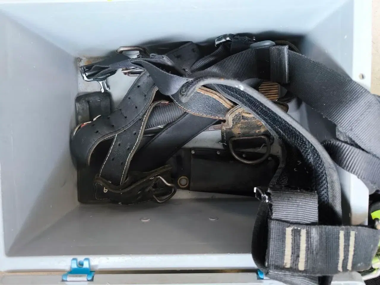 Billede 3 - Kasse m. sikringsgrej samt div.