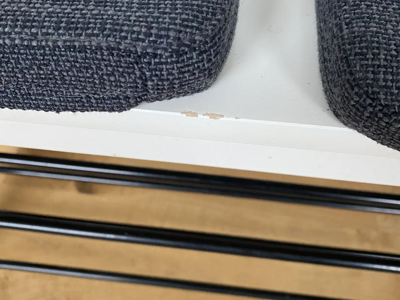 Billede 4 - Robust hvid skoreol Ikea med 2 stk grå hynder