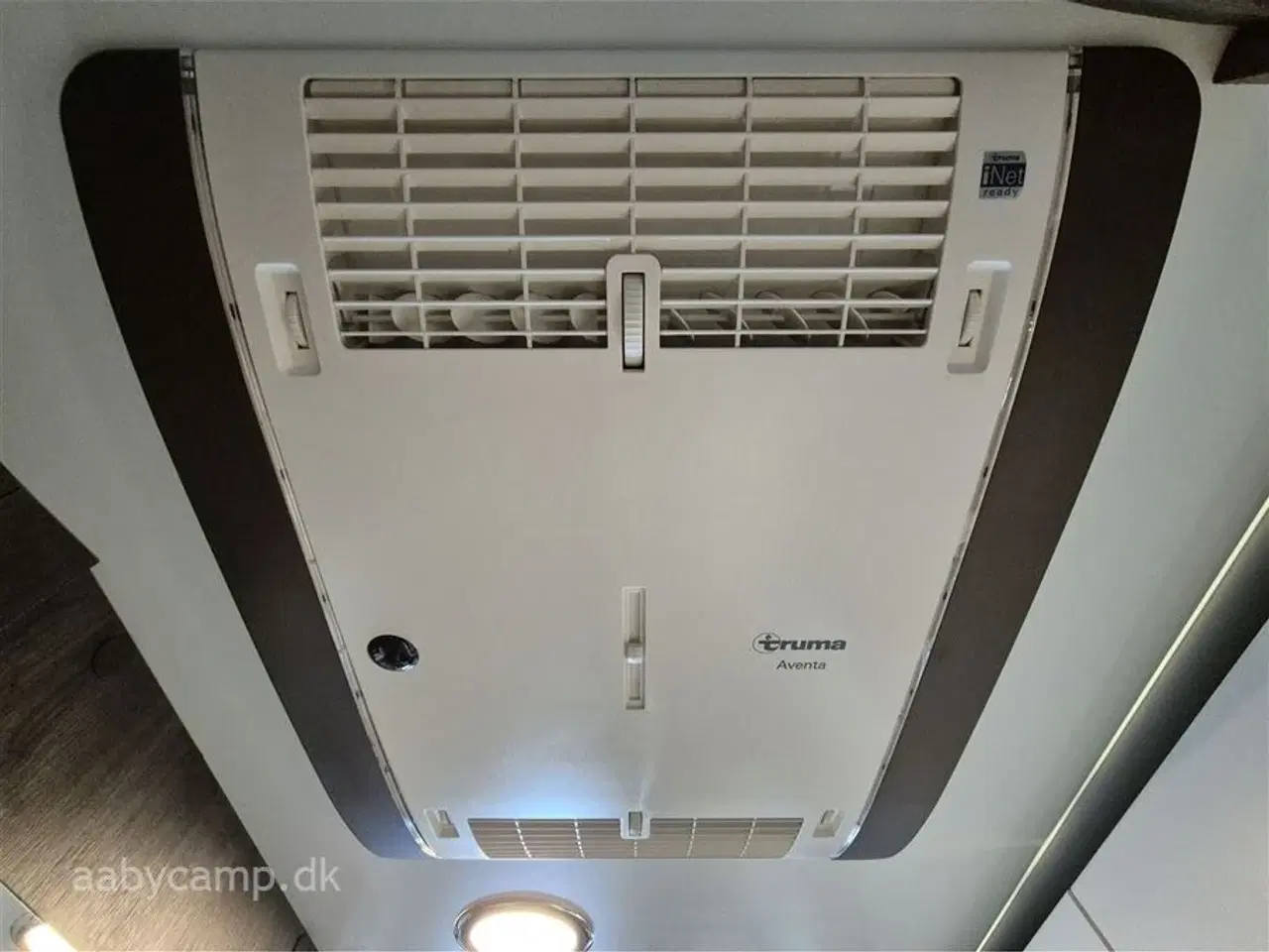 Billede 24 - 2023 - Benimar Amphitryon 983   Solceller. 2x Batterier. 2000w inverter. markise. A/C i bo-del. helårsdæk. undervognsbehandling. helårsdæk. Elektrisk indgangstrin. kun 16000 km!!!