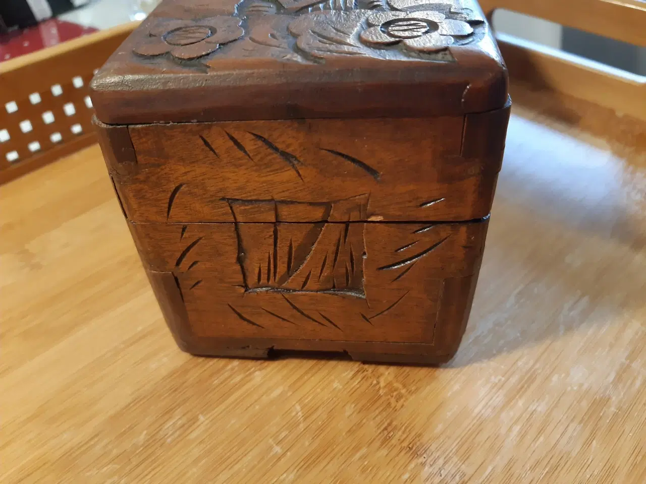 Billede 5 - Træ æske med udskæringer