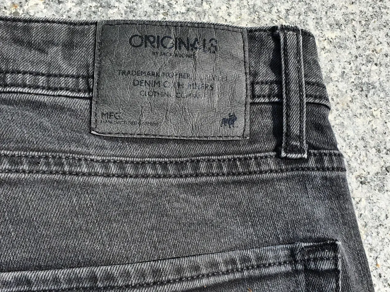 Billede 7 - Jeans. sort/koks farvet