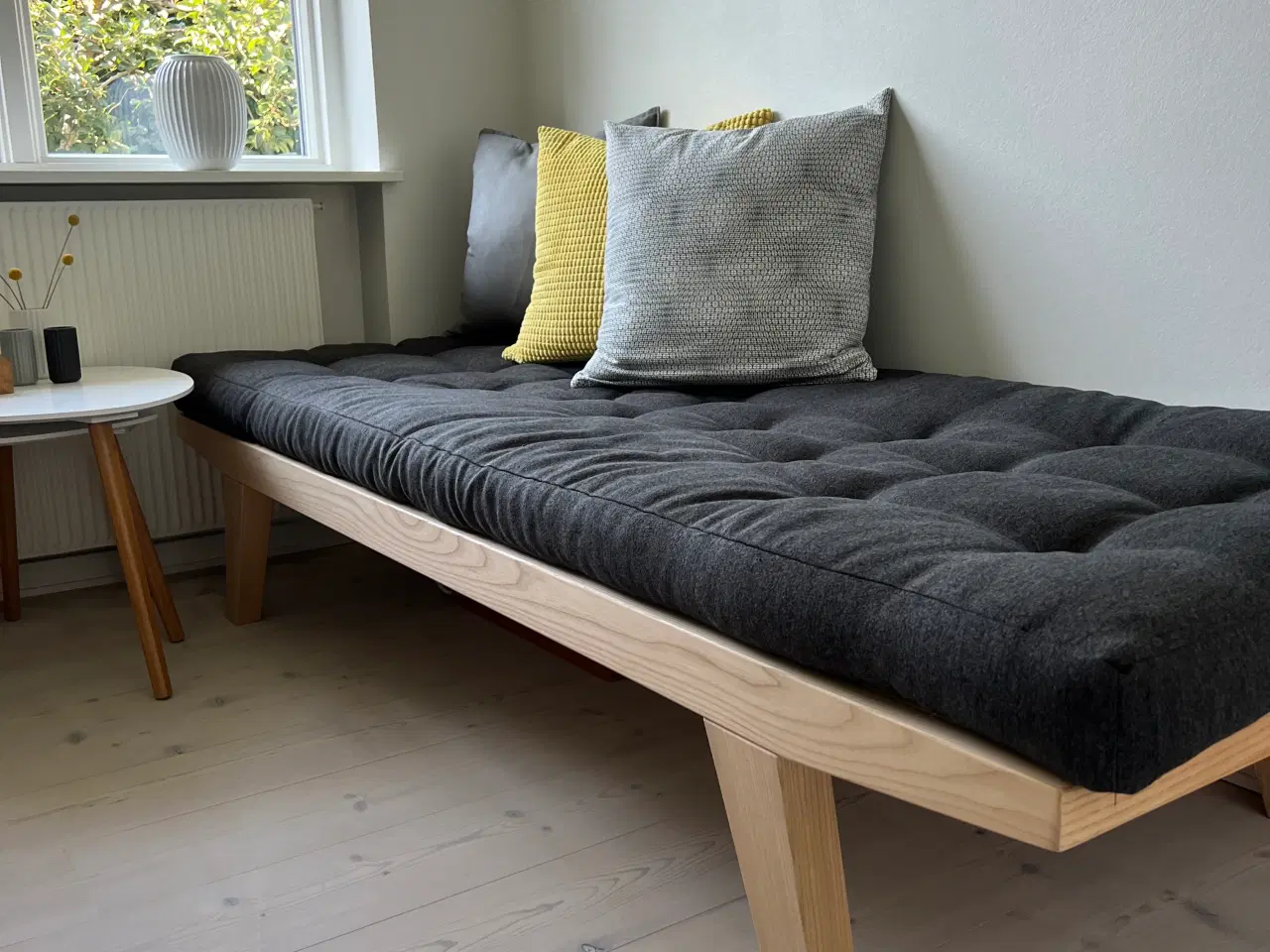 Billede 4 - Daybed i asketræ, incl.  madras med mørkt betræk. 