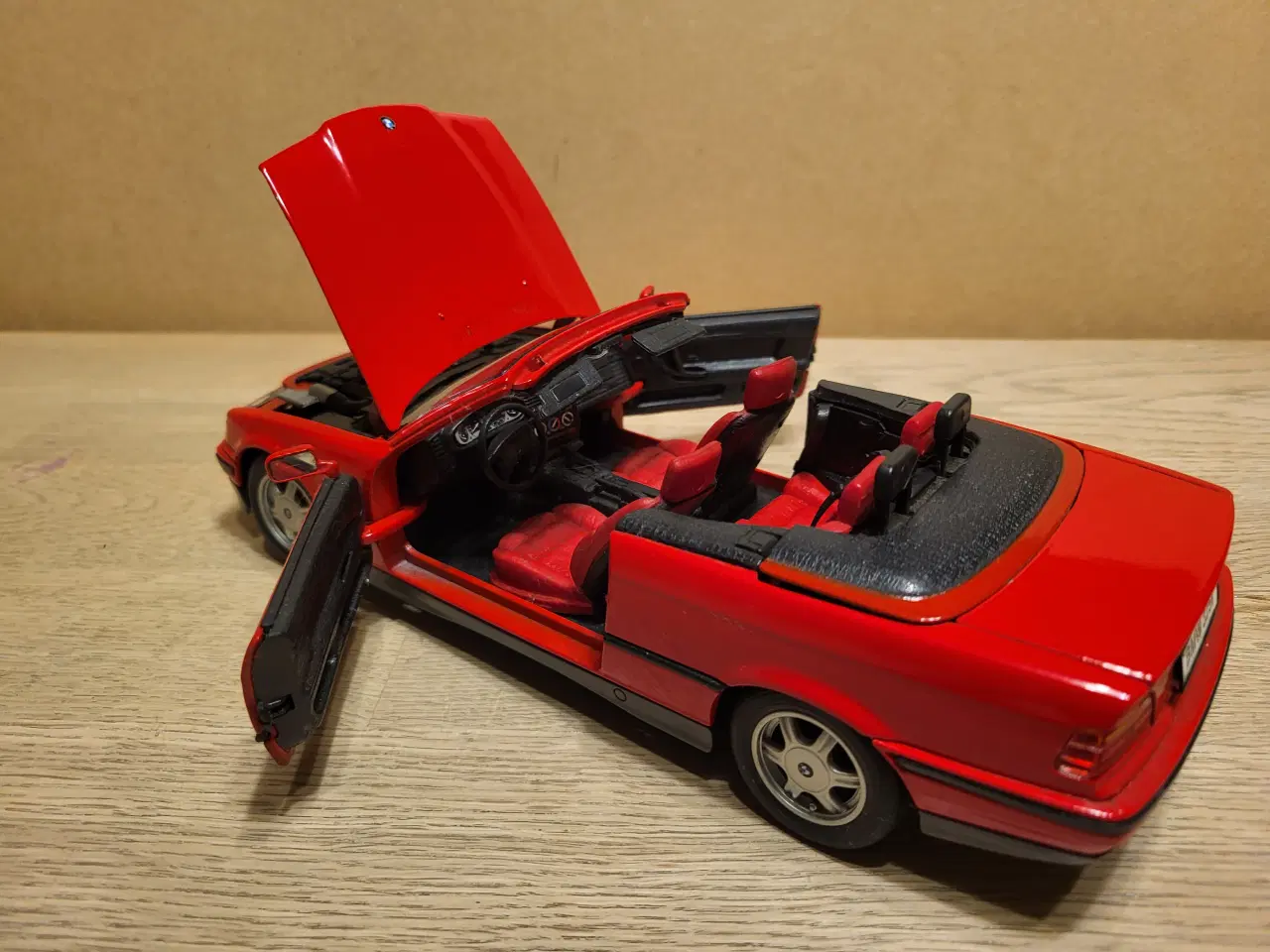 Billede 4 - Modelbil. BMW 325i Convertible (1993) Skala 1/18