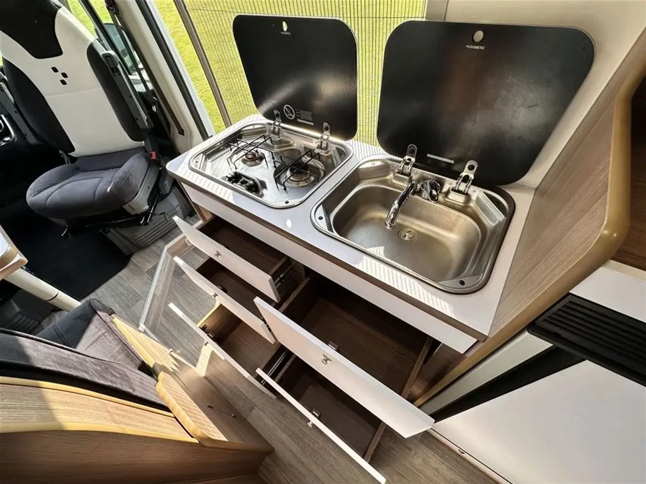 Billede 16 - 2021 - Bravia 636 140 Hk Edition 30   Campervan med langsgående senge og god indretning Kørt 20,500 Km.