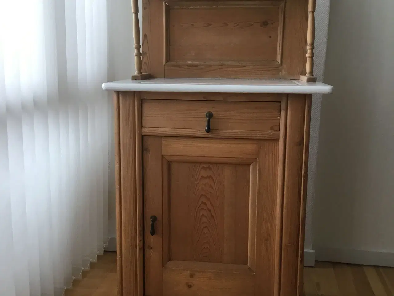 Billede 1 - Servanteskab i fyrretræ med marmorplade