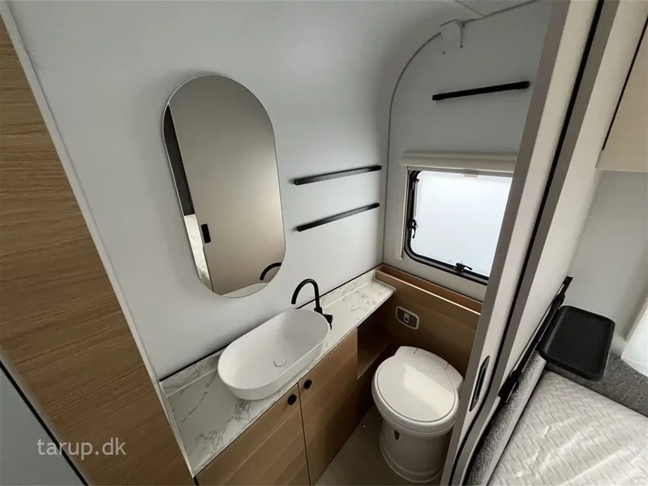 Billede 17 - 2026 - Adria Adora 572 UT   Enkeltsenge med elevation, ende-bade-værelse, panorama-vindue, el-gulvvarme, myggenetsdør, rundsiddegruppe,