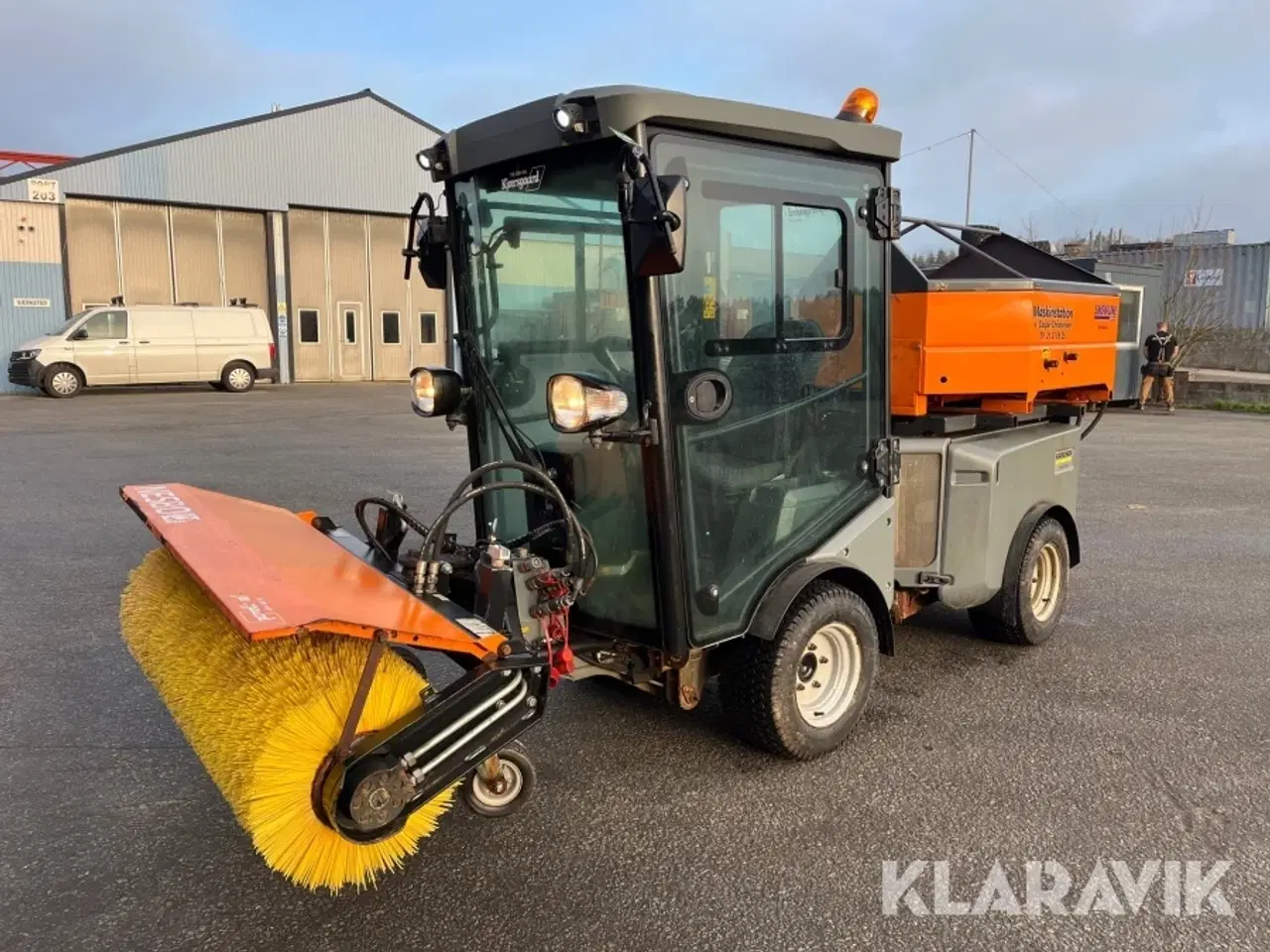 Billede 1 - Redskabsbærer Kärcher MIC 35 med kost og saltspreder