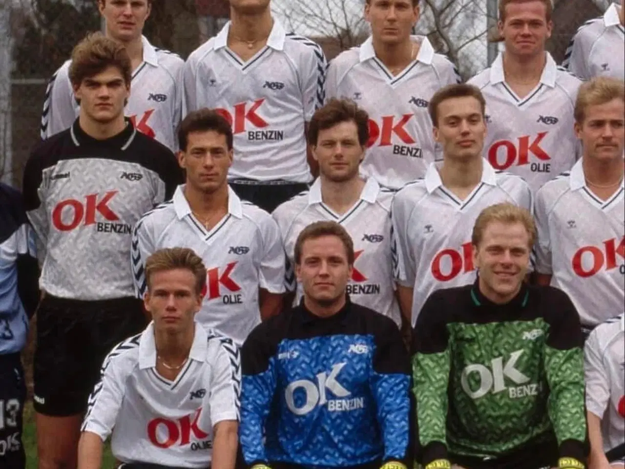 Billede 3 - AGF trøjer og samleobjekter