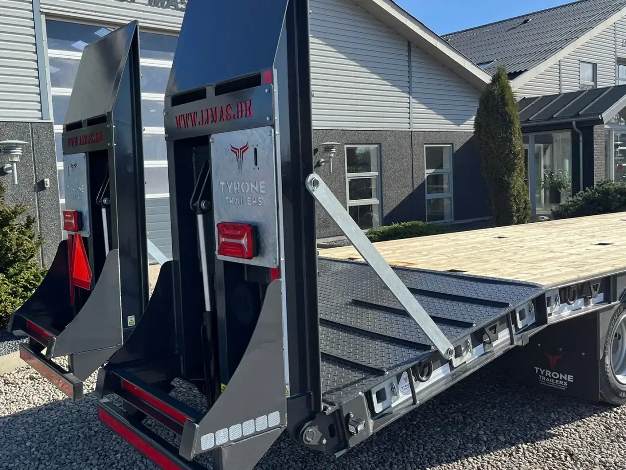 Billede 13 - Tyrone 27TLL LANG MODEL med forbredningsudstyr . Affjedret træk og affjedret aksler. Med hydrauliske ramper og værktøjskasse