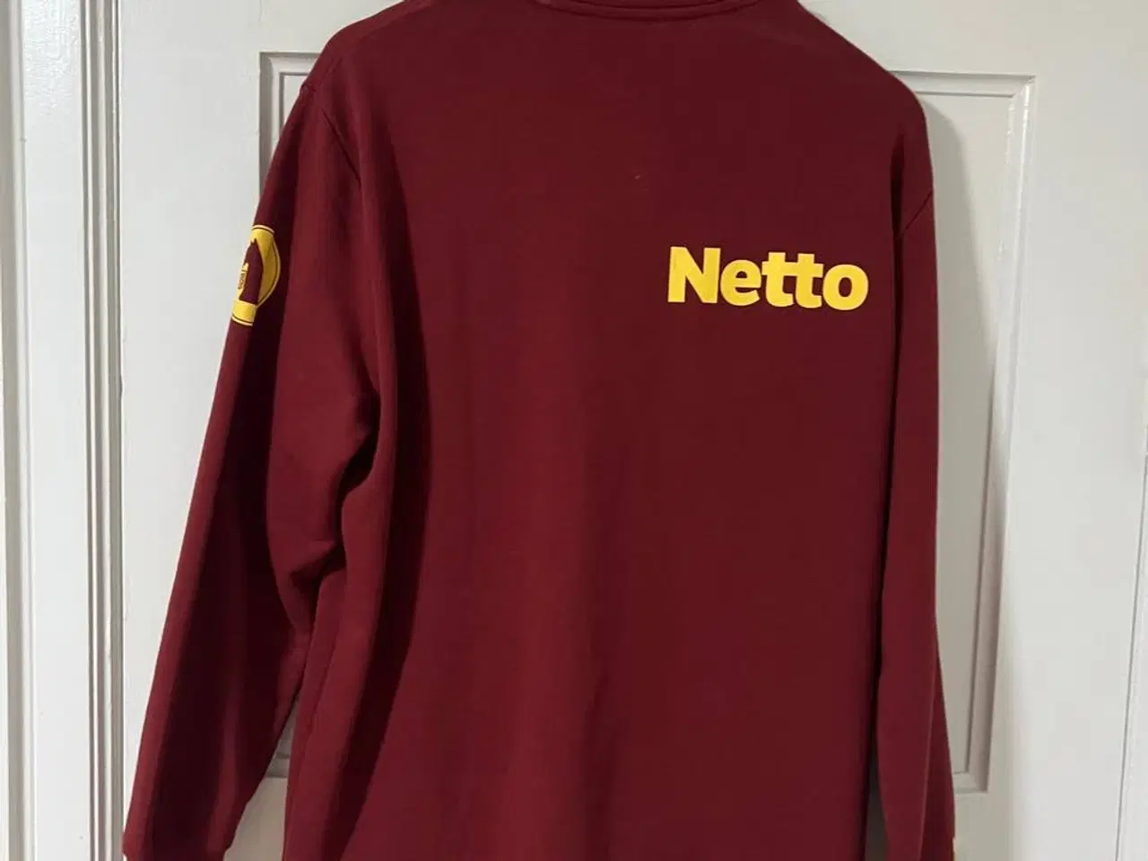 Billede 2 - Netto medarbejder-trøje – bordeaux med gul Netto
