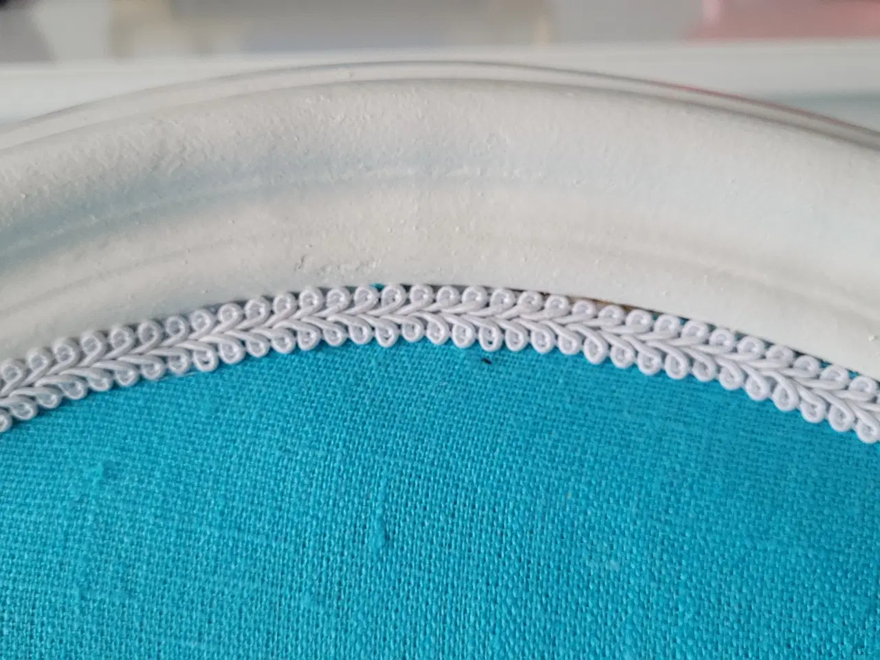 Billede 8 - Nyombetrukne hvide spisebordstole fra ILVA