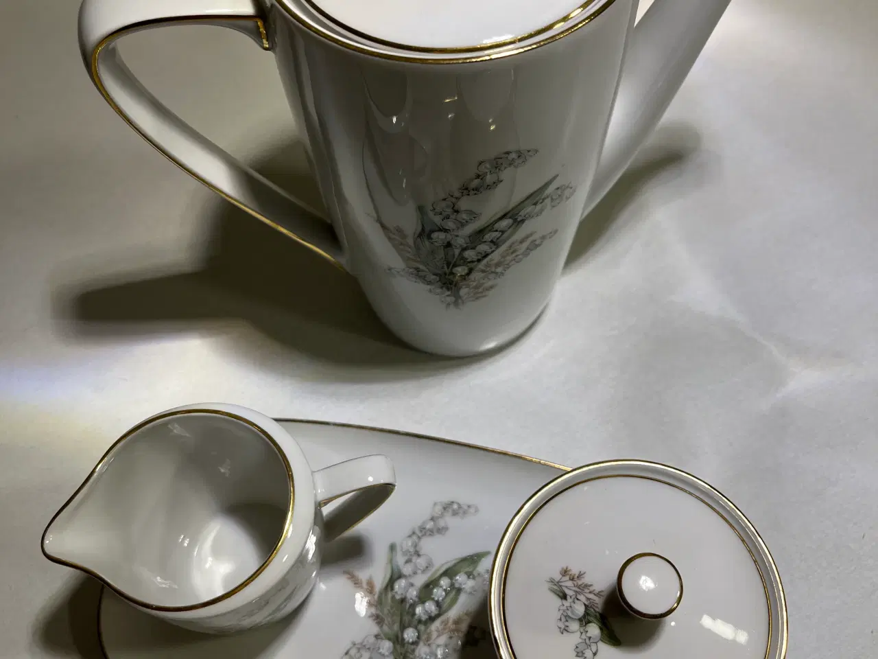 Billede 5 - Liljekonval med guldkant i porcelæn fra Bavaria