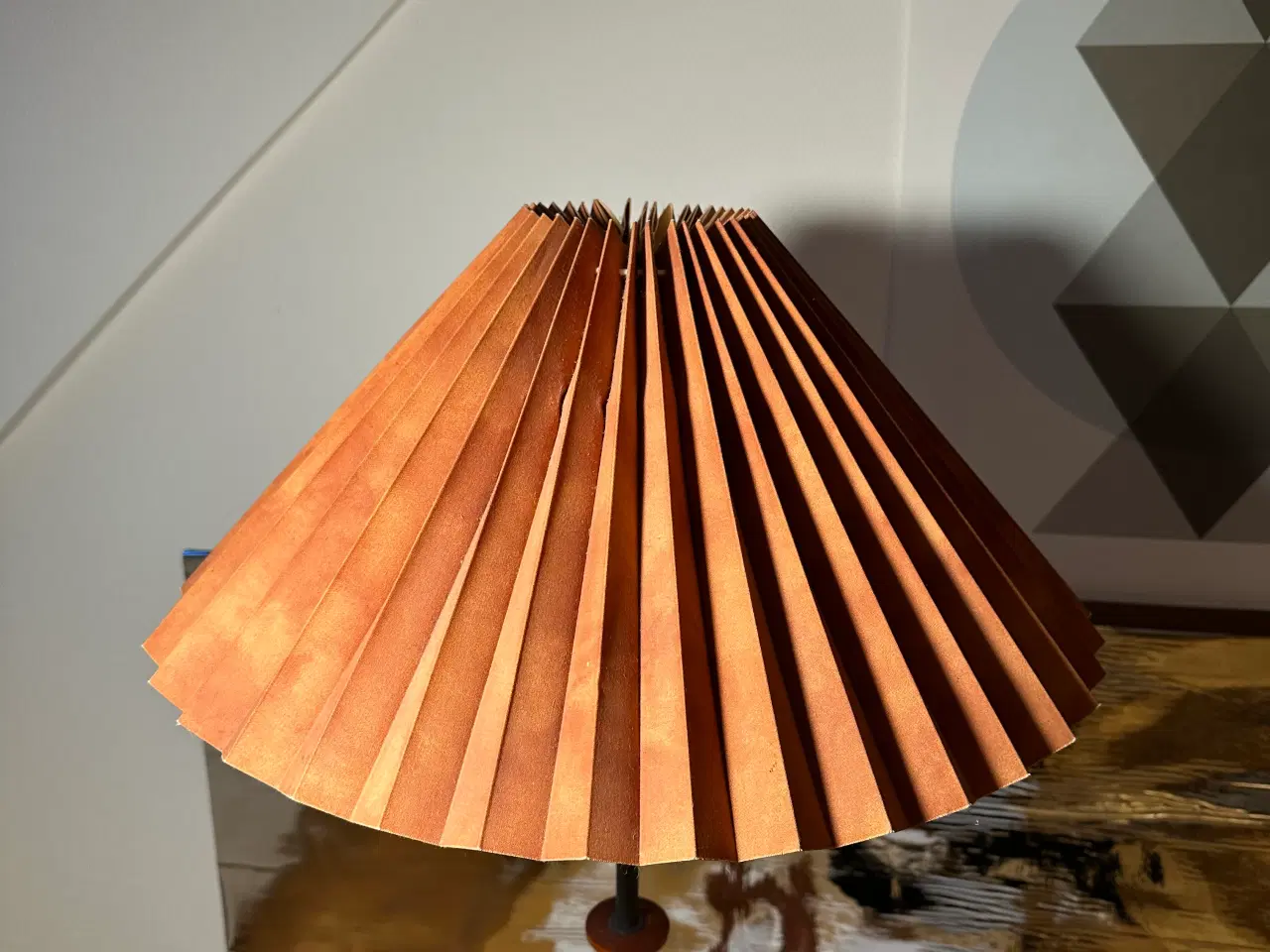 Billede 6 - Gulvlampe fra 1960'erne med orange plisseret skærm
