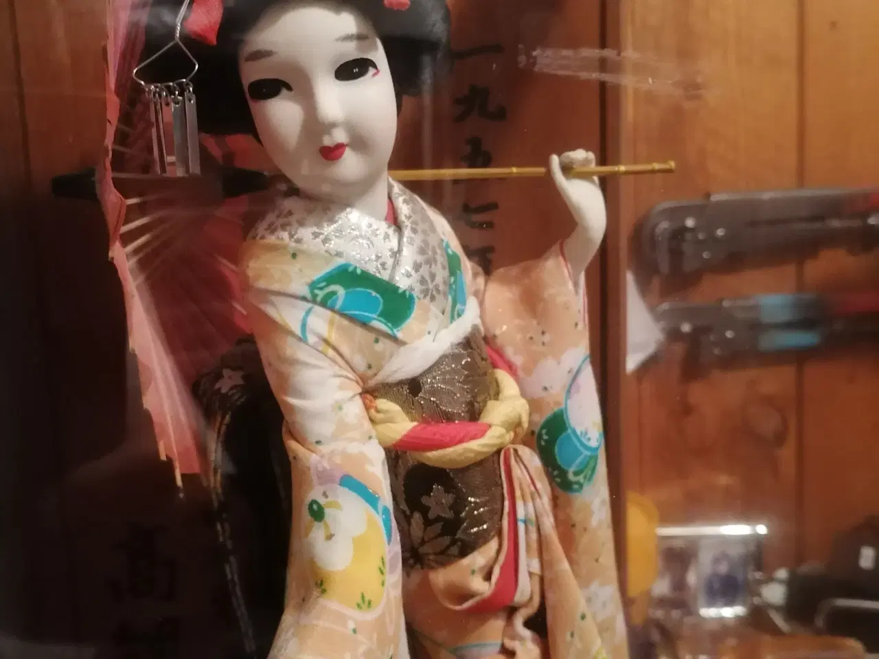 Billede 4 - Japansk dukke i montre