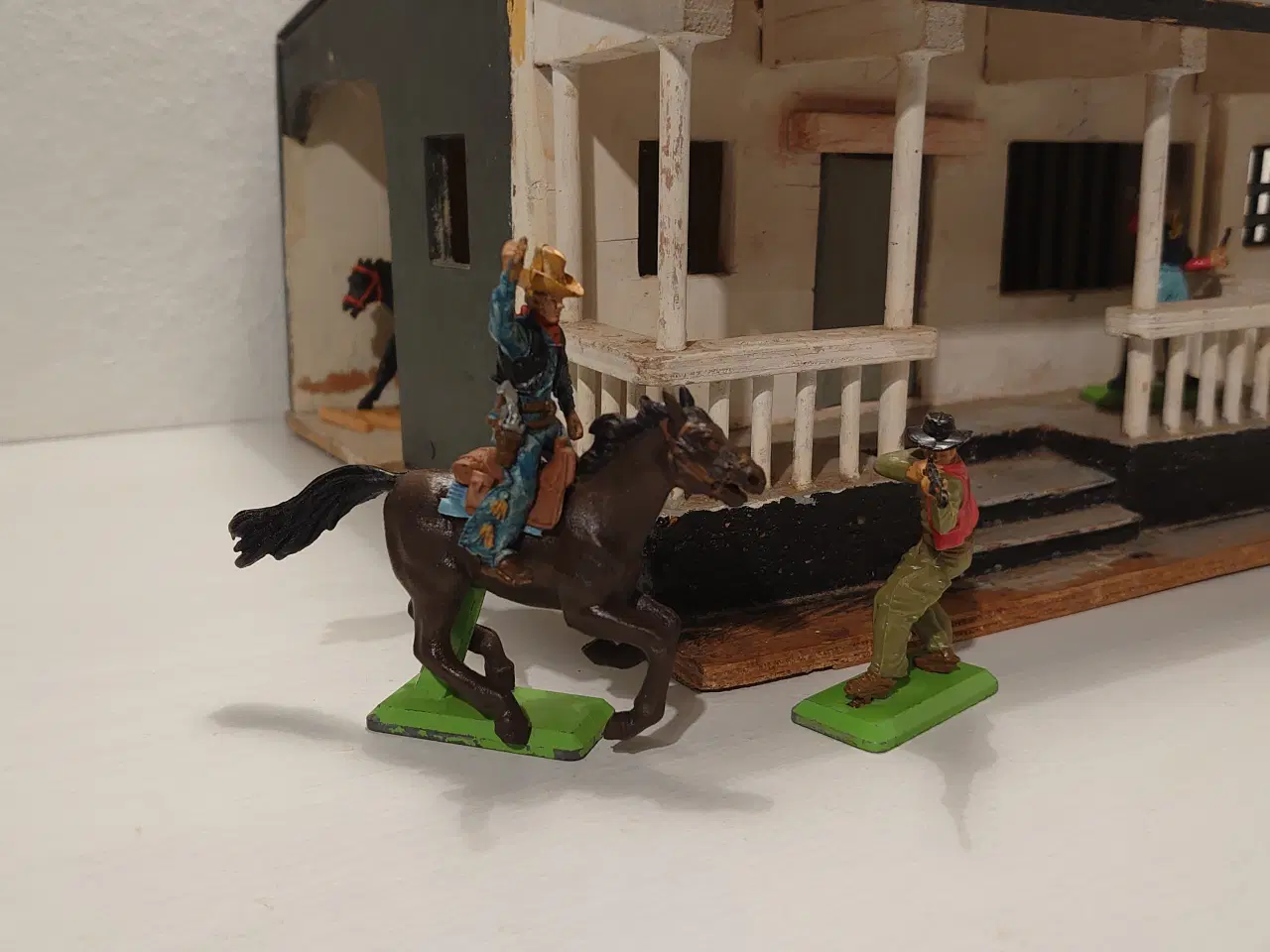 Billede 3 - Gammelt Sherifkontor m. 9 Britains+1 Timpo figur.