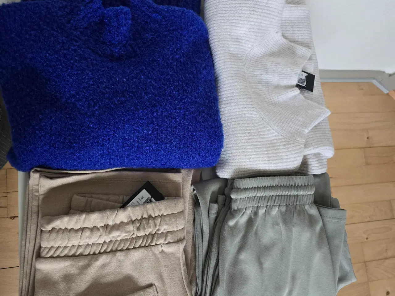 Billede 9 - 2stk.Rigtig fine Bukser.,2stk  striktrøjer 