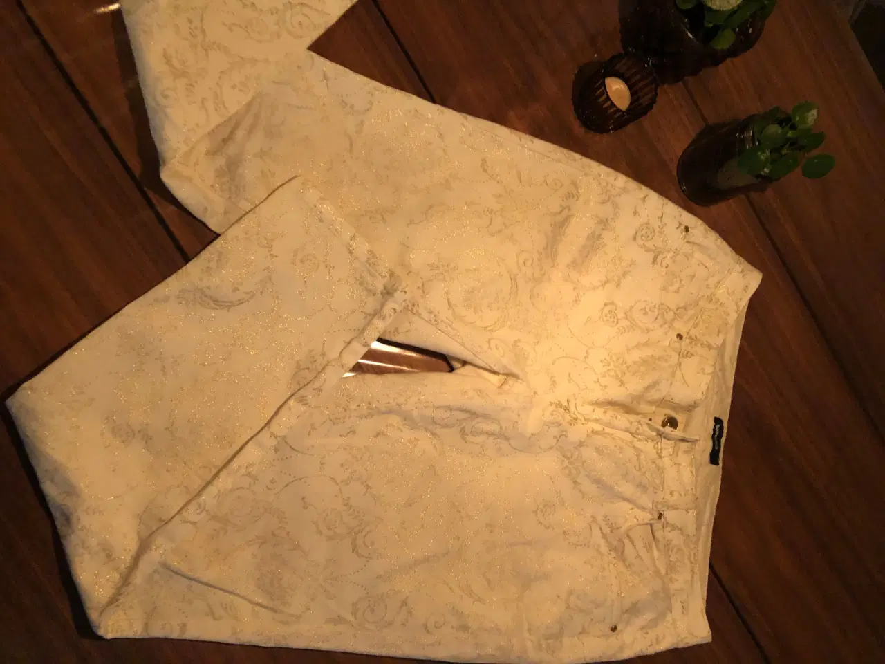 Billede 1 - Hvide bukser med guldmønster