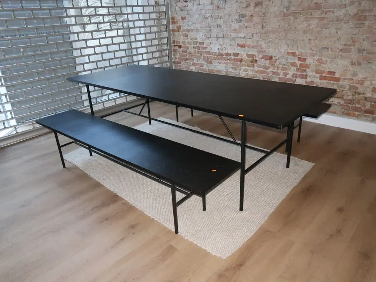 Billede 1 - Bord med 2 stk. bænke samt gulvtæppe