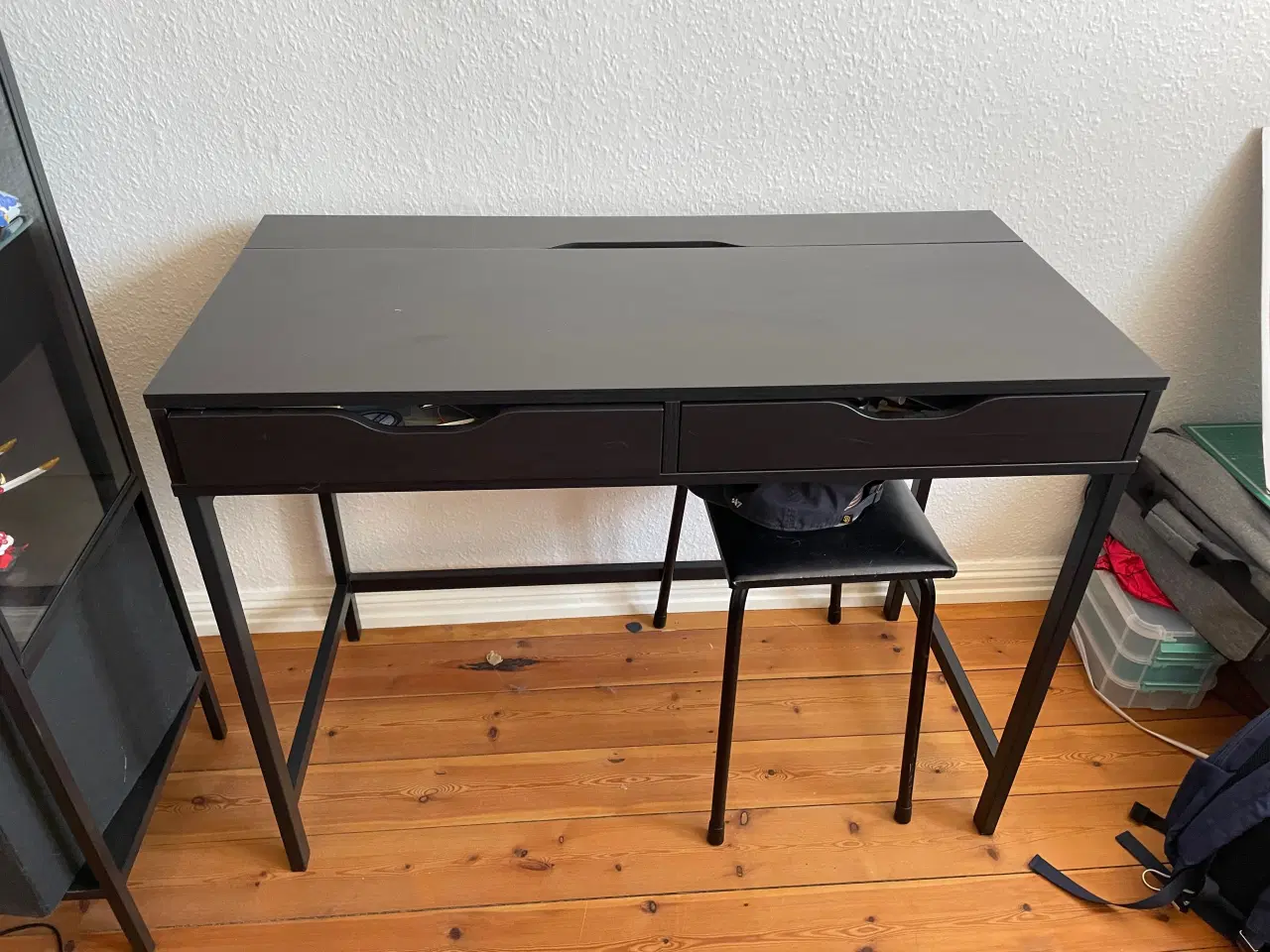 Billede 1 - Mindre skrive bord med skuffer