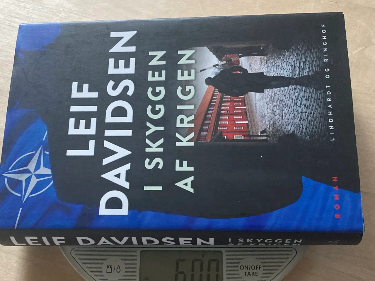 Billede 4 - I skyggen af krigen; spændingsroman af Leif Davids