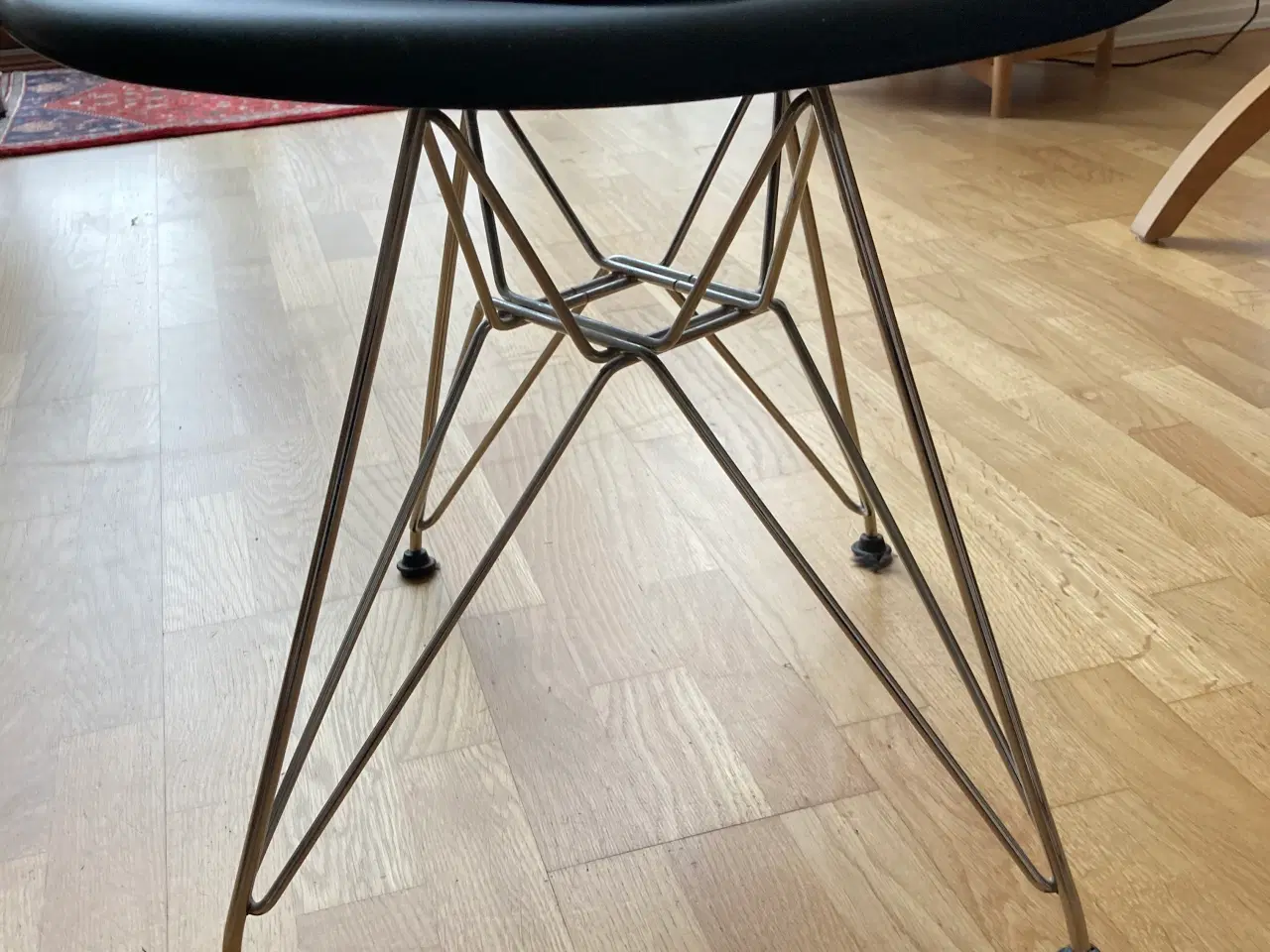 Billede 2 - 4 Charles Eames spisebordsstole sælges