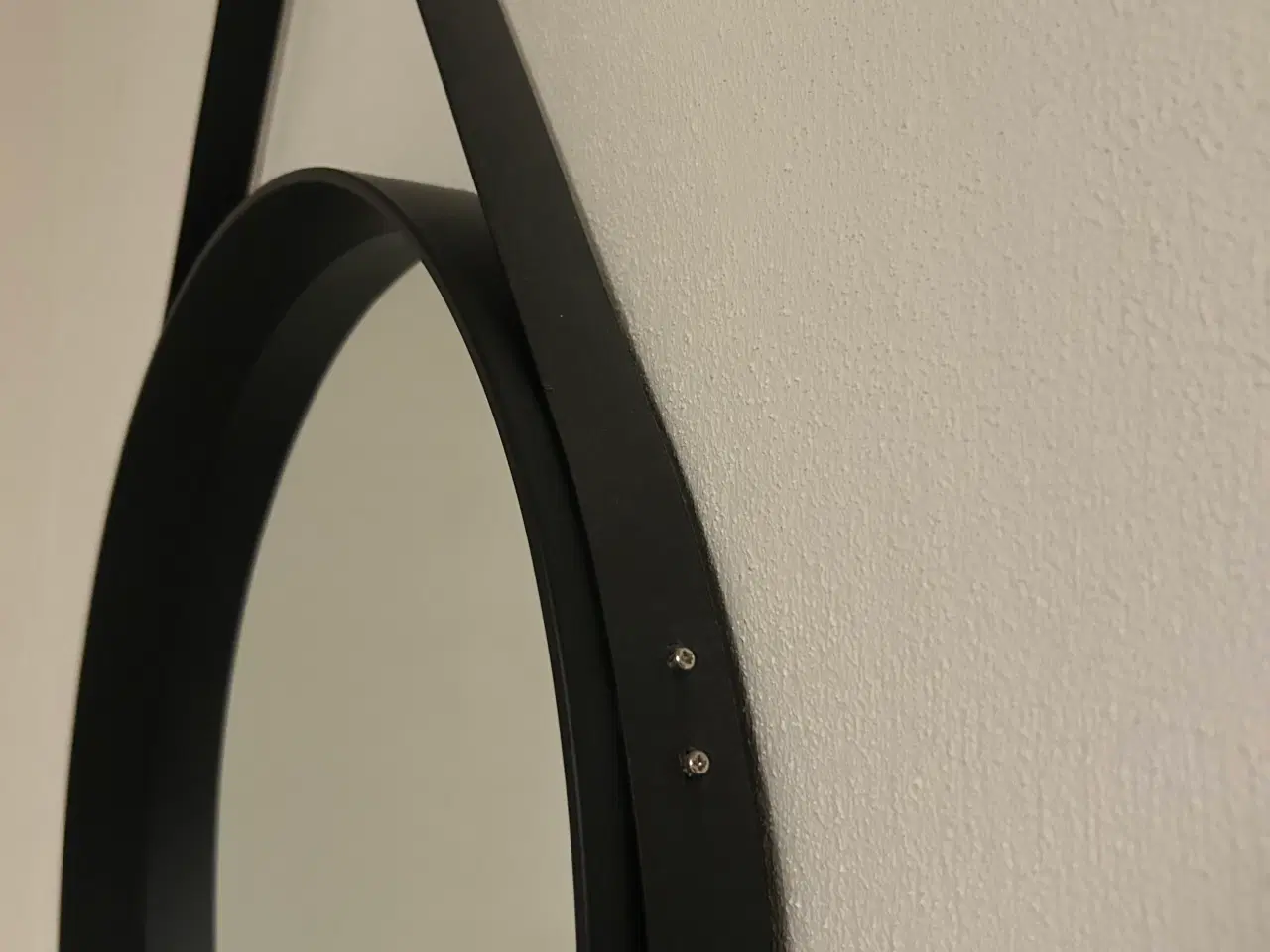 Billede 2 - Rundt spejl med sort kant fra Ilva