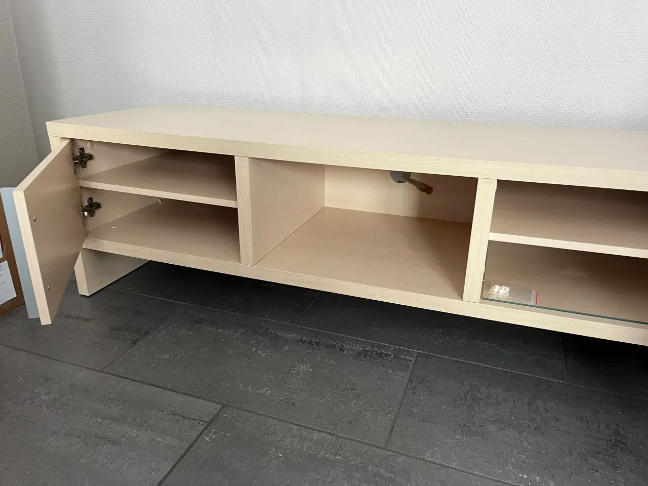 Billede 2 - Fin skænk med 2 låger