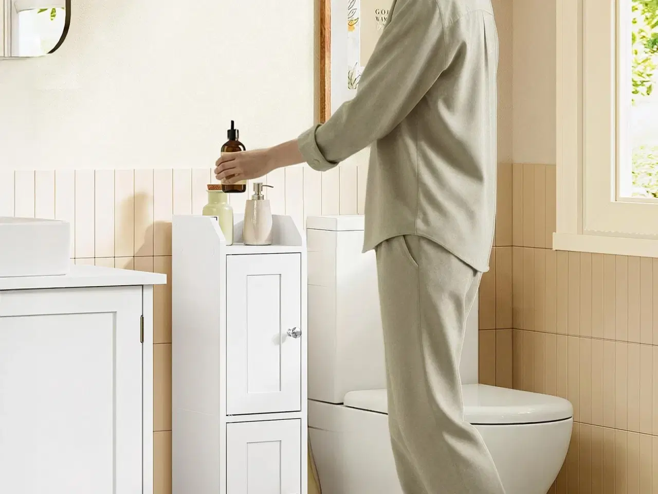 Billede 2 - Slankt badeværelsesskab – hjørneskab til gulv, smal toiletrulleopbevaring, justerbare hylder, venstre/højre-hængte døre – Cloud White