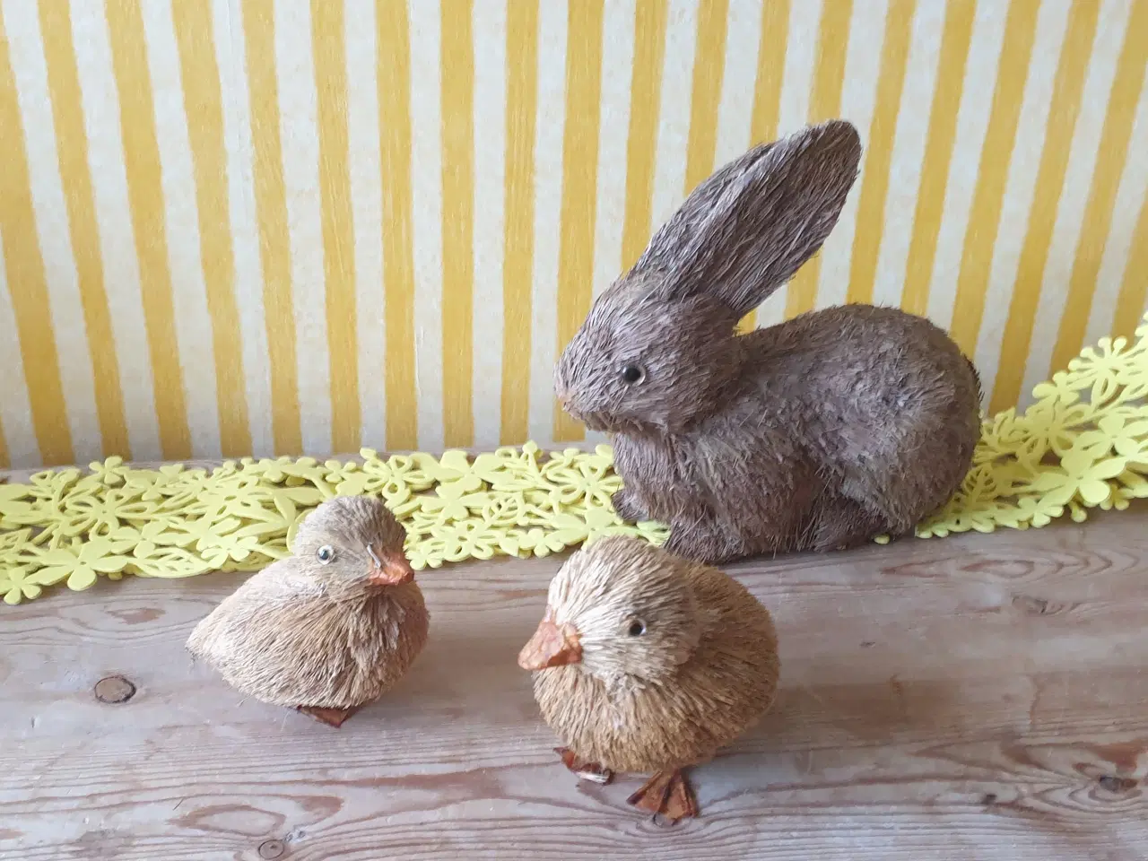 Billede 9 - 3 Påskeharer og 2 ællinger i naturstrå